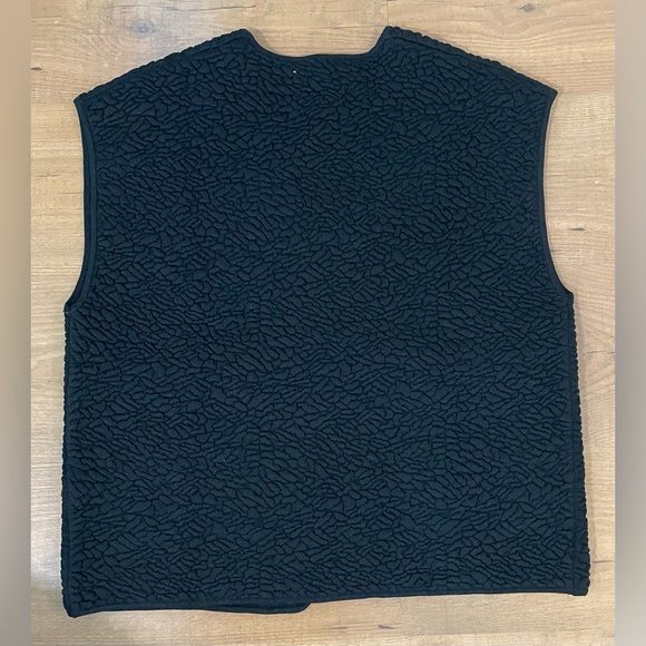 New Zara Oversized Jacquard Knit Vest
Color: Black * Size: S-M - Picture 5 of 7